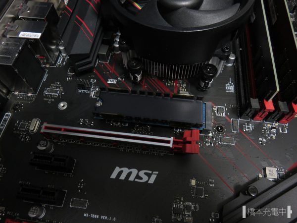 M.2 SSD マザーボードに取り付け